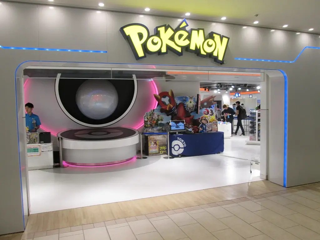 Entrée du Mega Tokyo Pokémon Center à Ikebukuro, avec son logo Pokémon lumineux et sa grande Poké Ball décorative