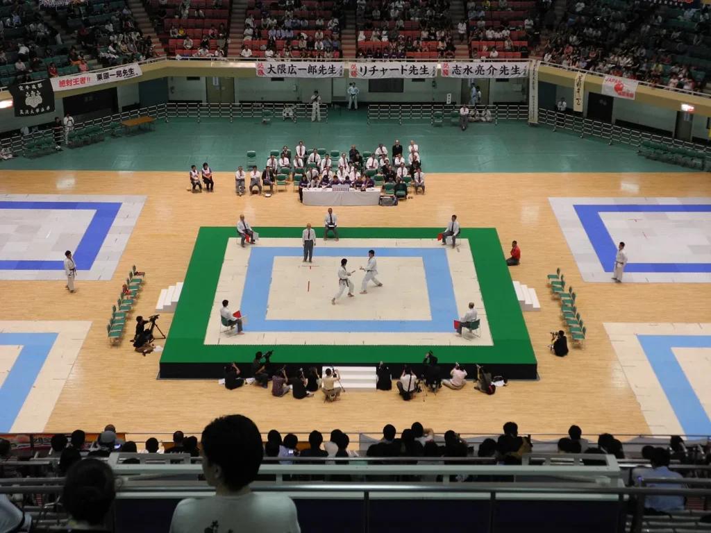 Deux karatékas en kimono blanc s'affrontent en finale de kumite au championnat du Japon adultes de la JKA en 2012